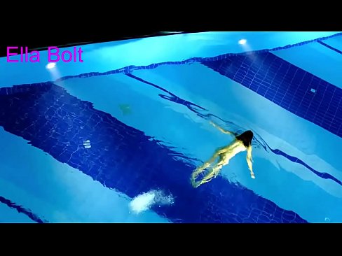 ❤️ لا أستطيع التوقف عن المشاهدة ، تم القبض على شقراء شابة تسبح عارية في مسبح منتجع ELLA BOLT جودة الإباحية